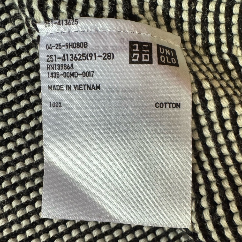 Uniqlo Black Textured Knit Sweater Womens Medium V- Neck 3/4 Sleeve Minimalist - Picture 12 of 16